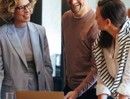 People chatting in the office_2